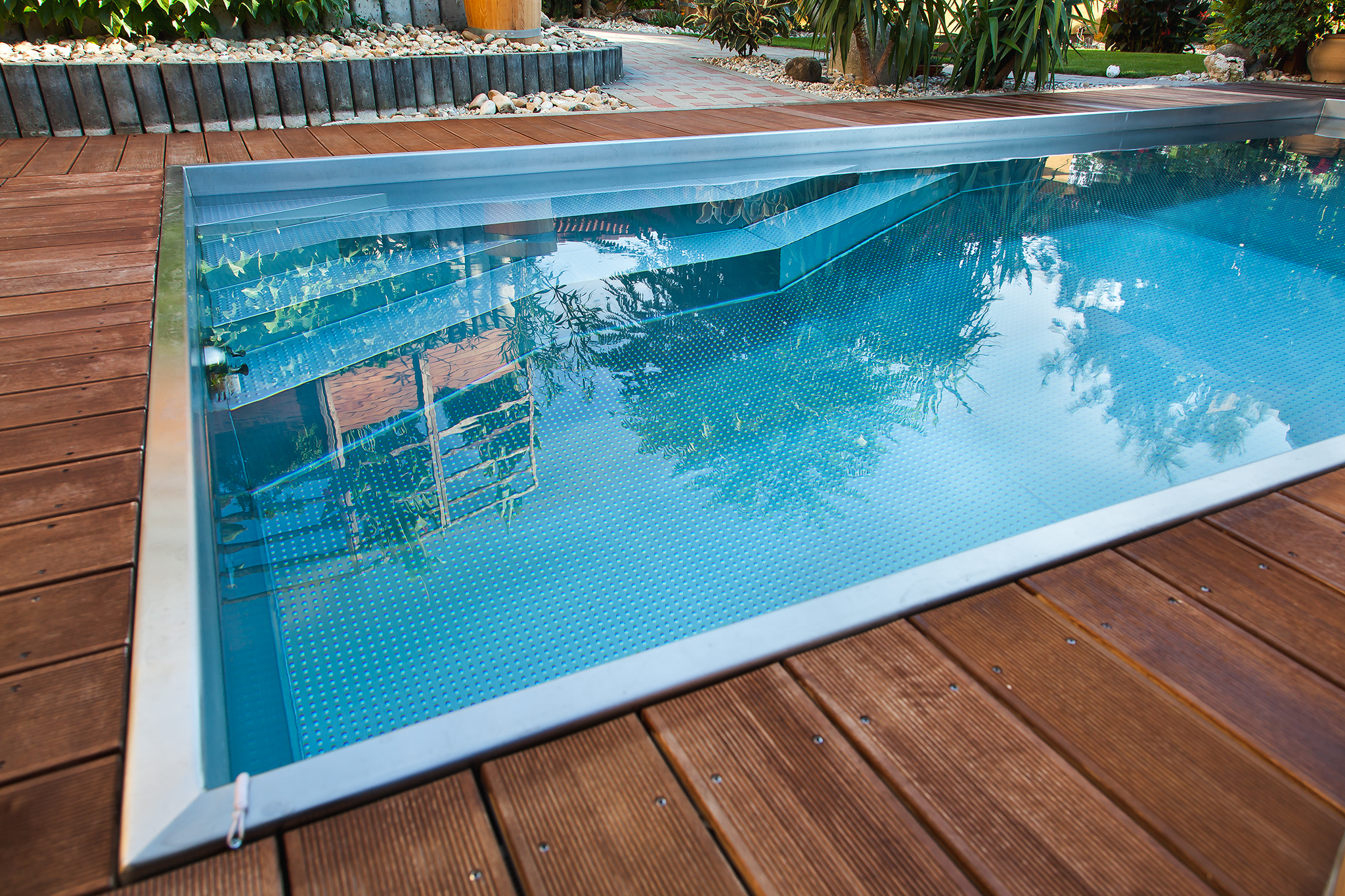Nerezový zahradní bazén s roletovým zakrytím