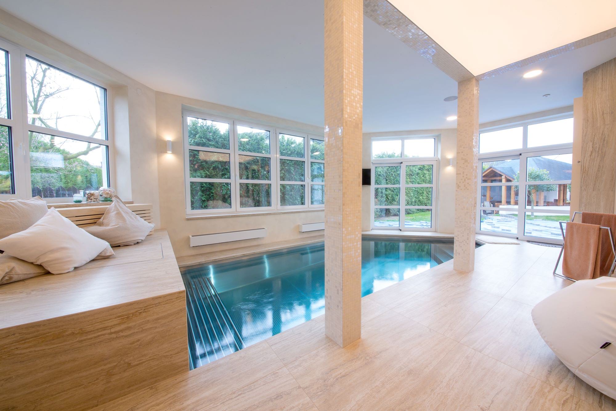 Privátny interiér s atypicky tvarovaným bazénom s masážnou lavicou