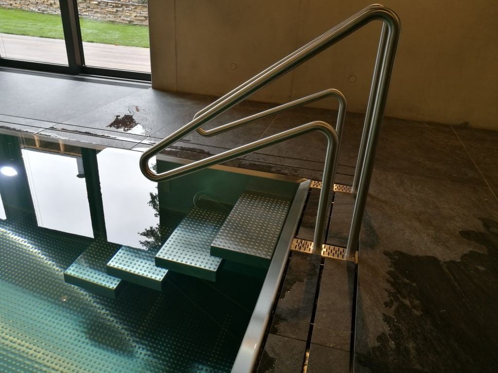 Přelivný bazén IMAGINOX s nerezovým zábradlím