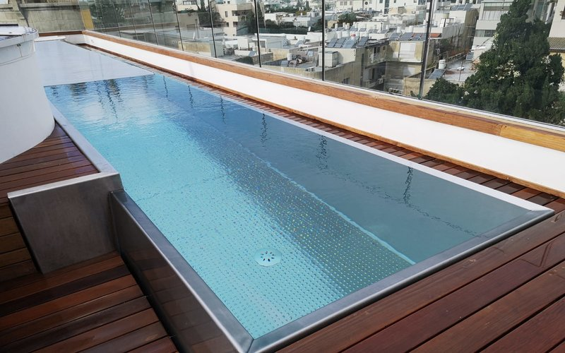 Bazén IMAGINOX na střešní terase v Izraeli