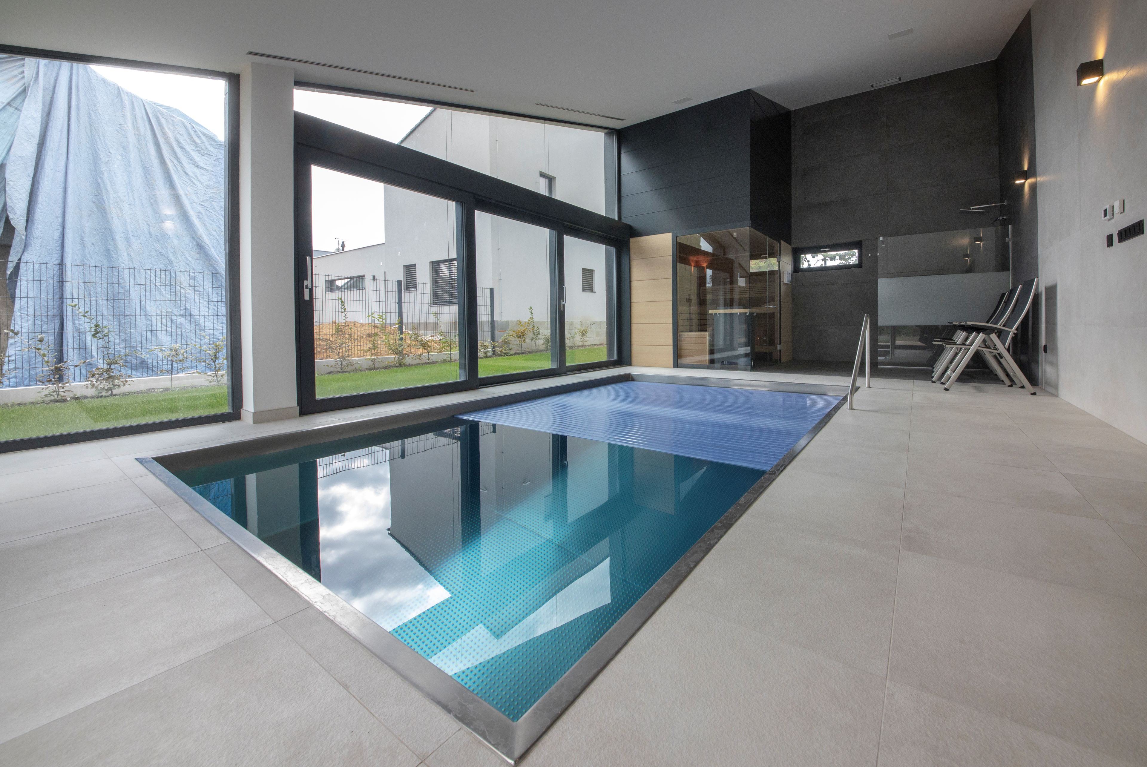 Nerezový bazén s automatickou roletou v interiéru soukromé wellness zóny