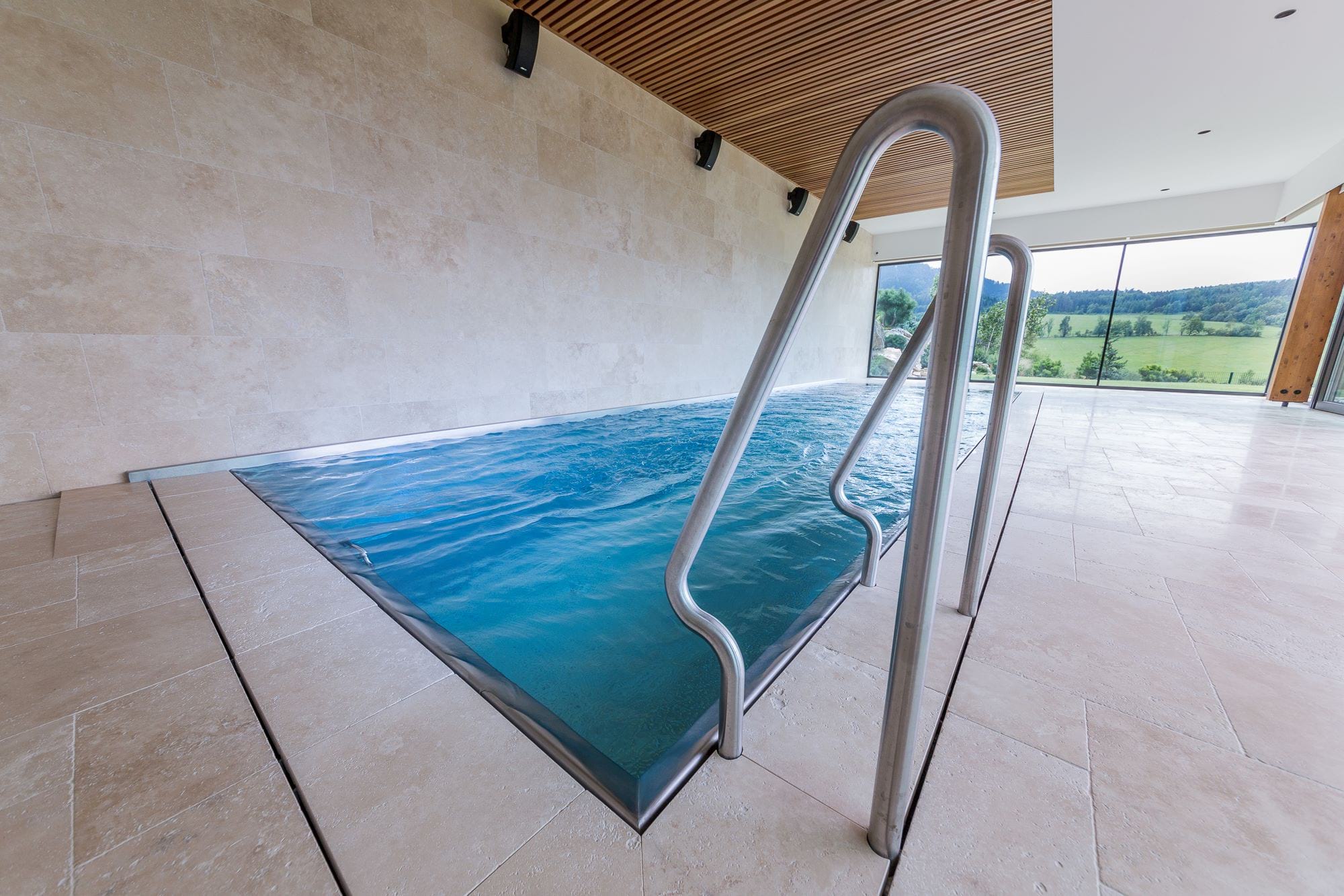 Nadstandardně vybavený bazén s protiproudem a masážní zónou