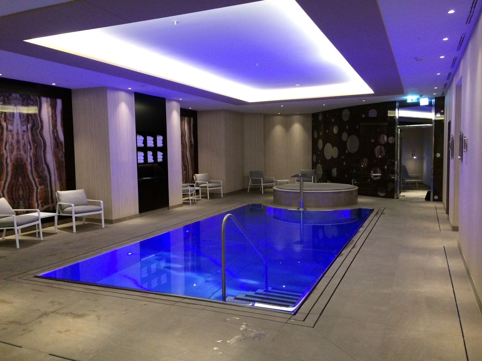 Переливной бассейн из нержавеющей стали IMAGINOX с впечатляющим освещением в отеле в Берлине