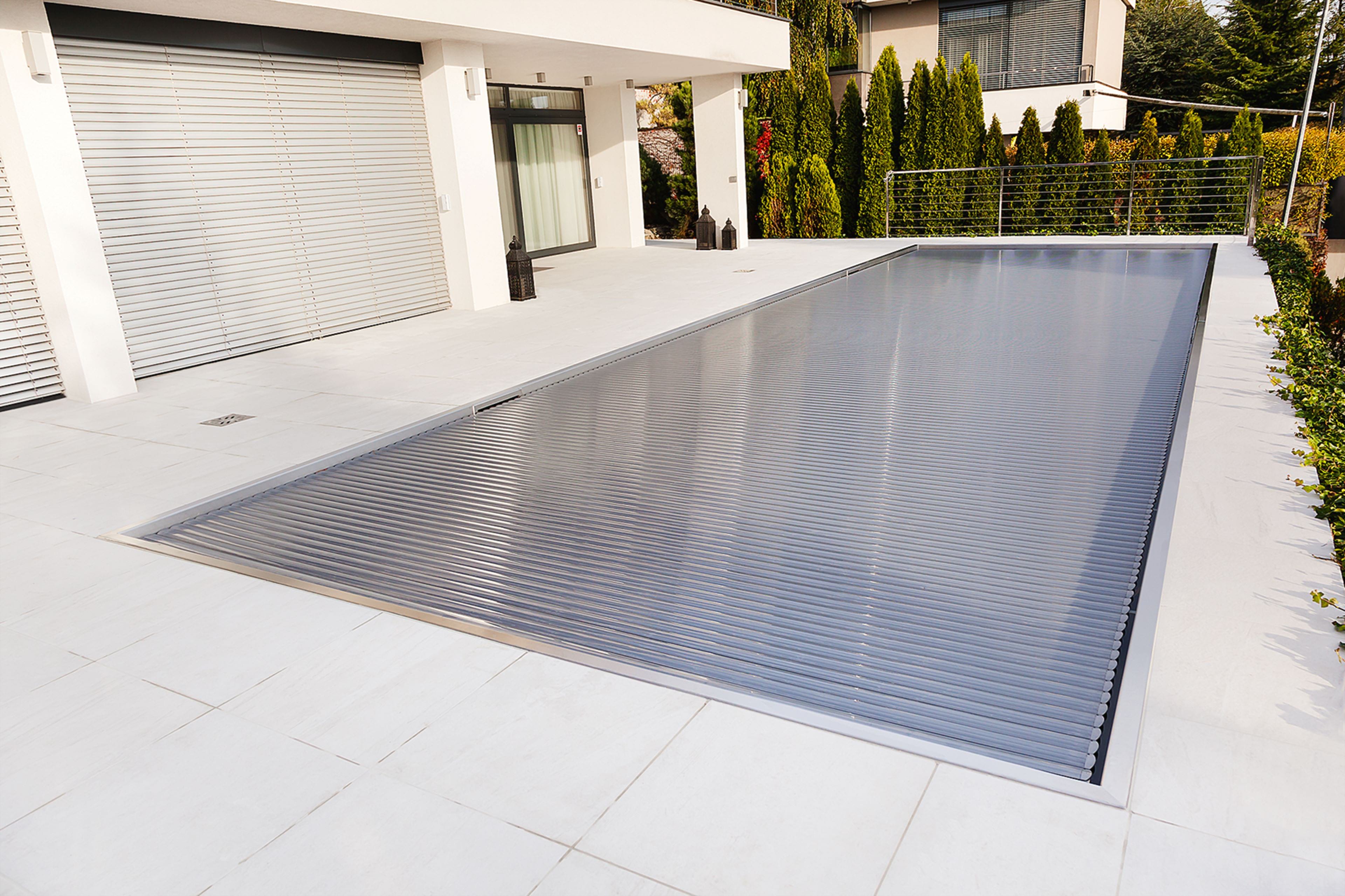 Venkovní nerezový bazén se solárním lamelovým zakrytím