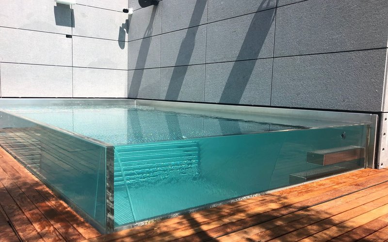 Skleněný bazén – nerezový bazén se skleněnými stěnami