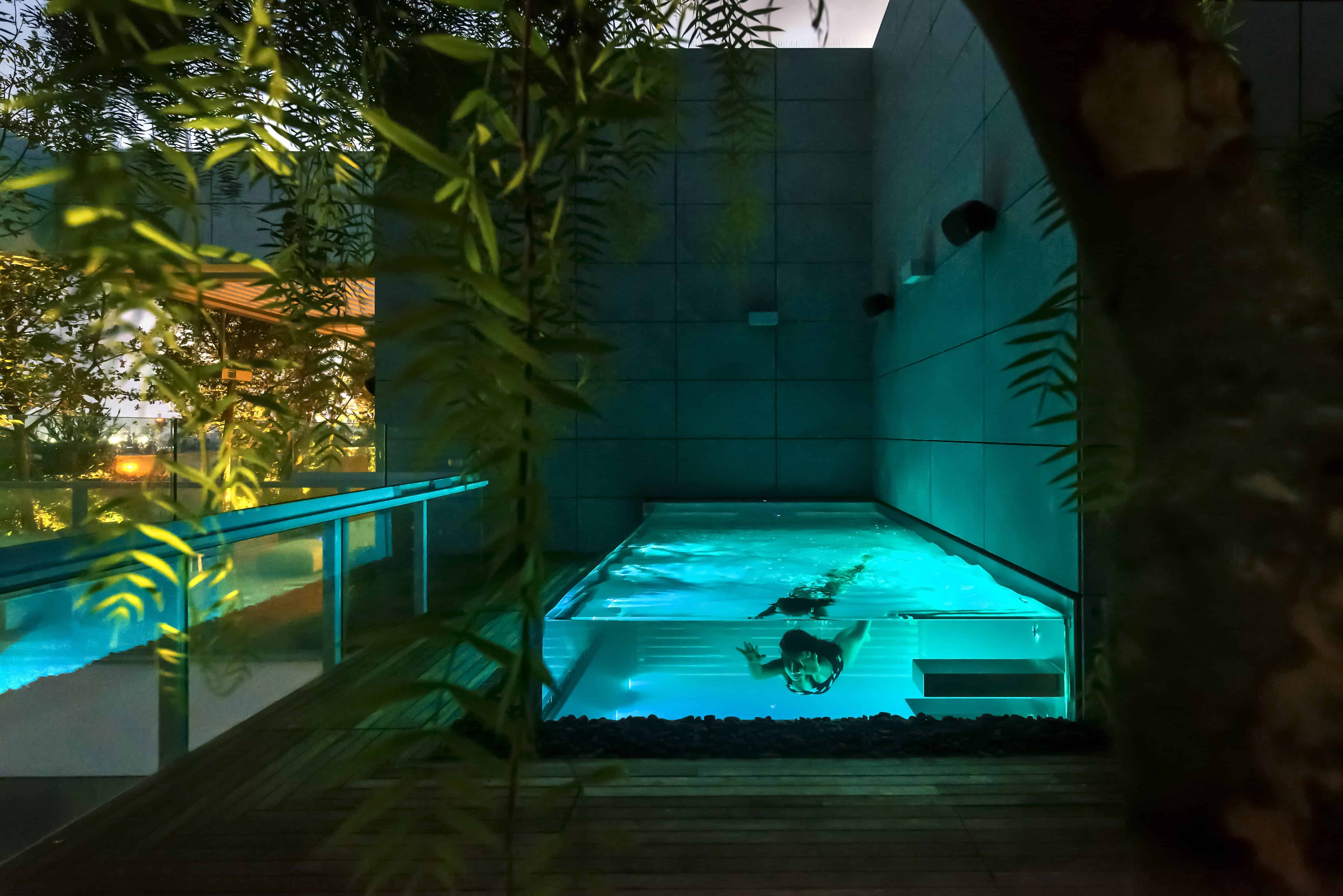 Střešní bazén se skleněnými stěnami od IMAGINOX GROUP