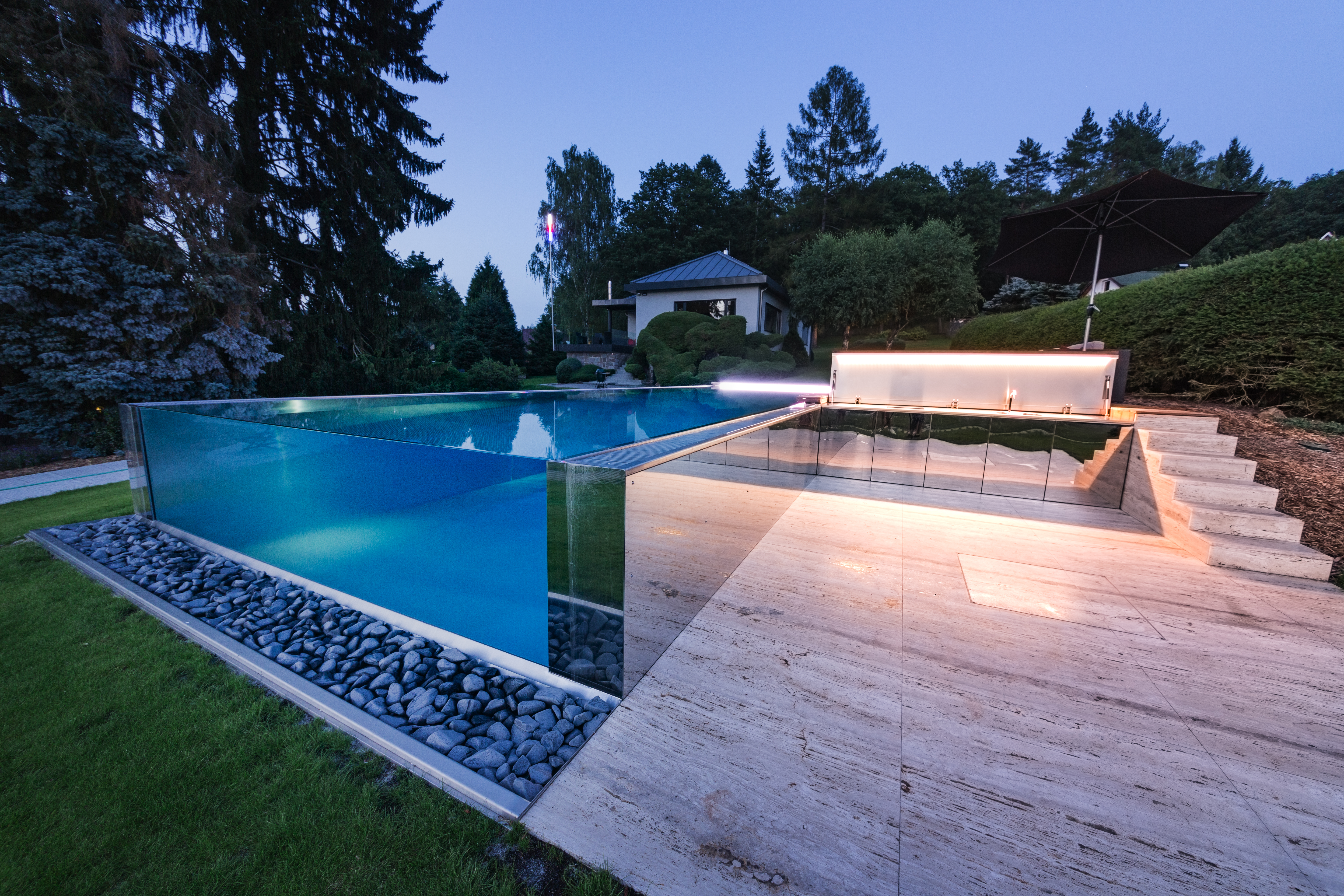 Stainless-steel pool with glass walls by IMAGINOX