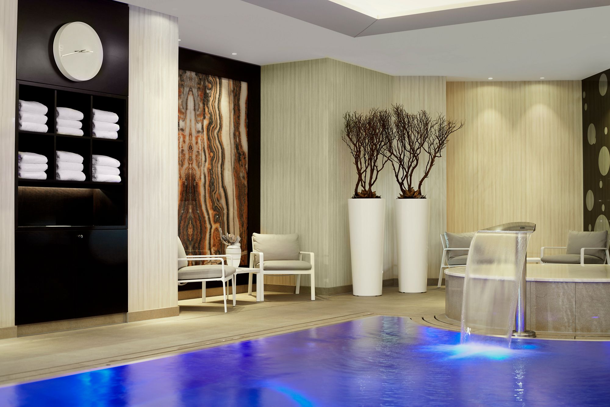 Hotel-Luxus-Wellness mit einem IMAGINOX-Pool
