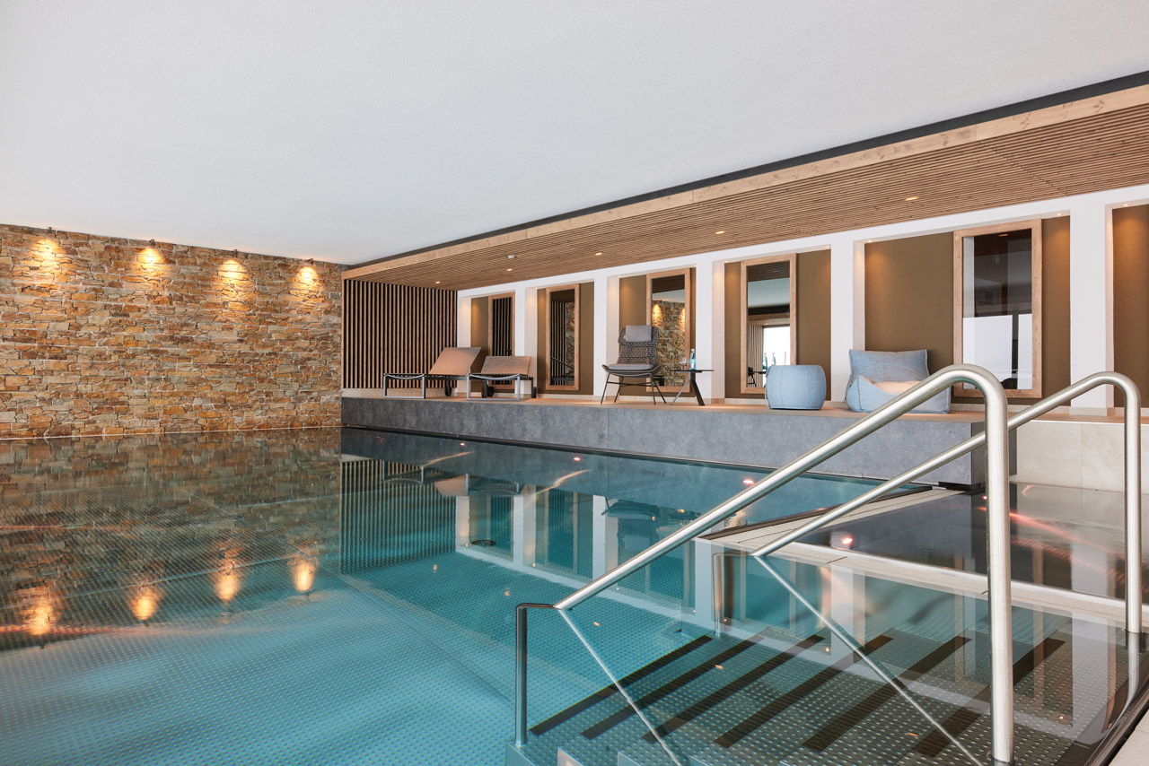 Stainless-steel pool by IMAGINOX in hotel wellness
