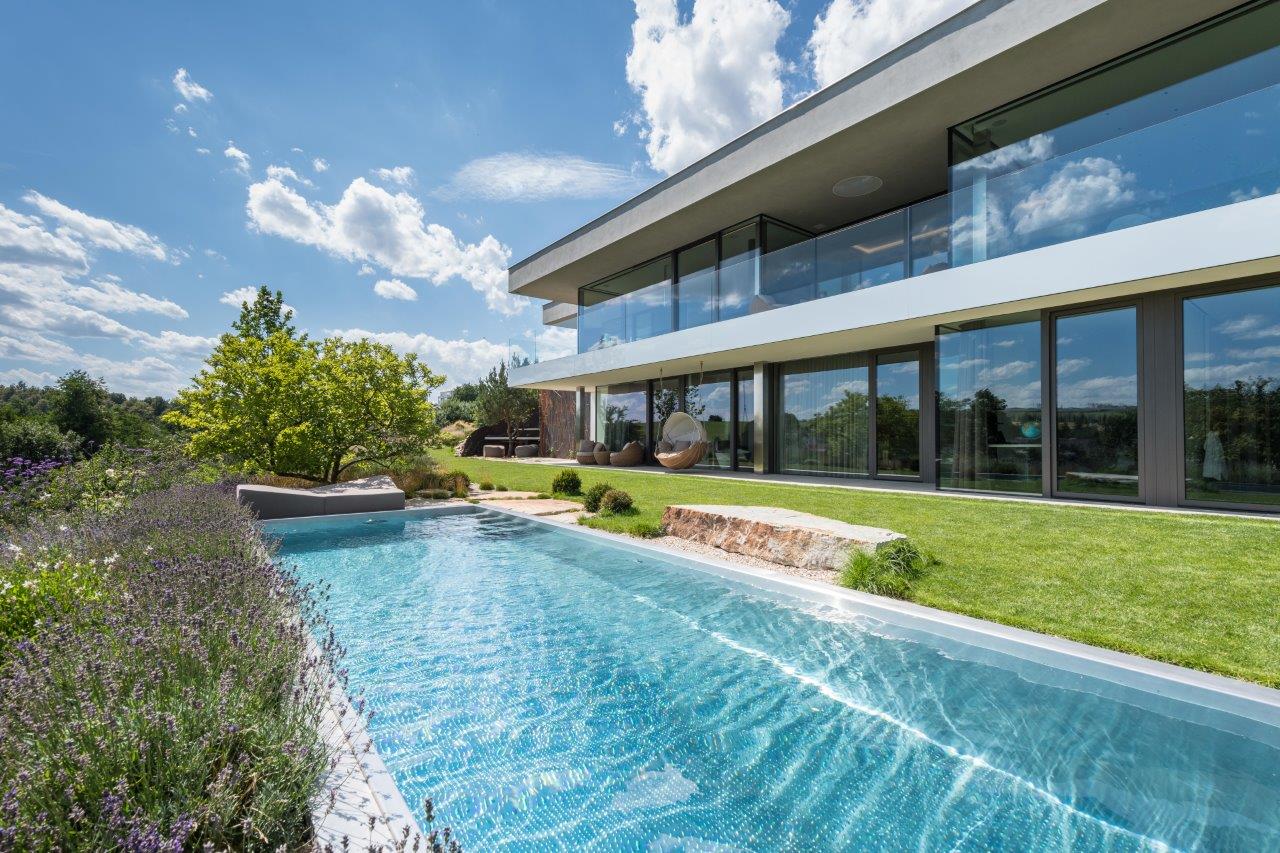 Nerezový bazén vedľa modernej vily