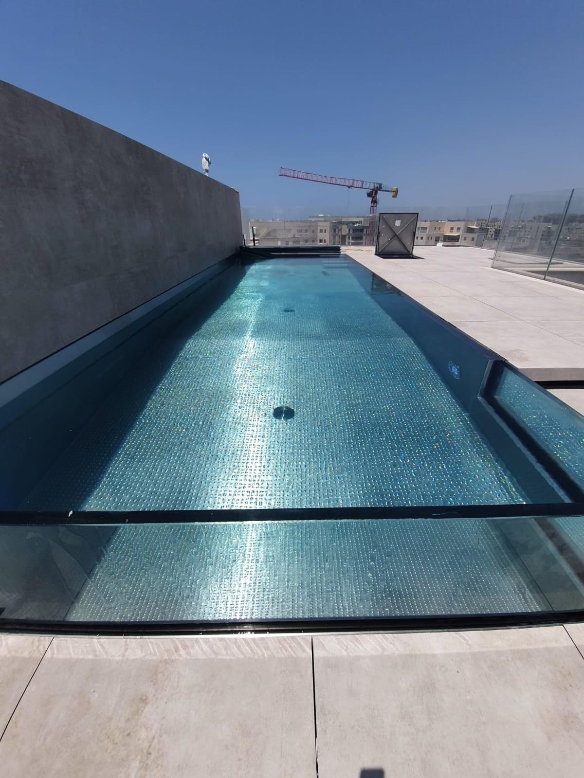 Glass wall of stainless-steel pool by IMAGINOX