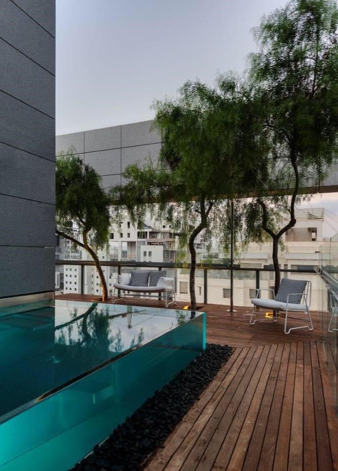 Luxusní terasa s bazénem se skleněnými stěnami od IMAGINOX GROUP