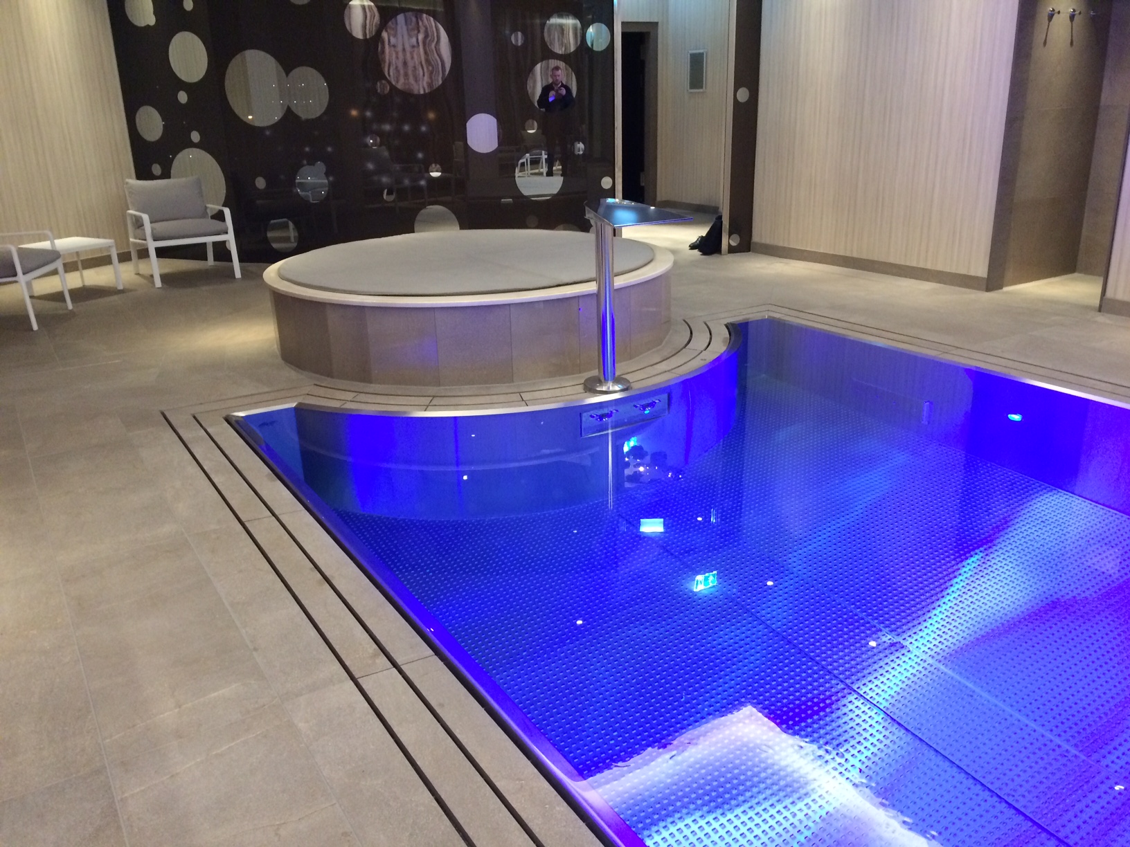 Hotel-Edelstahlpool IMAGINOX in einer Luxus-Wellness