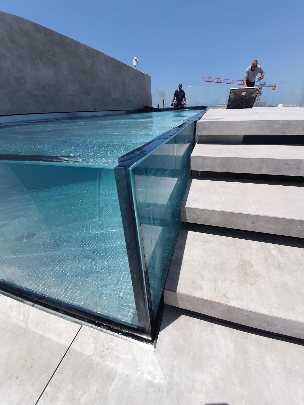 Infinity negative edge rooftop pool with glass walls by IMAGINOX