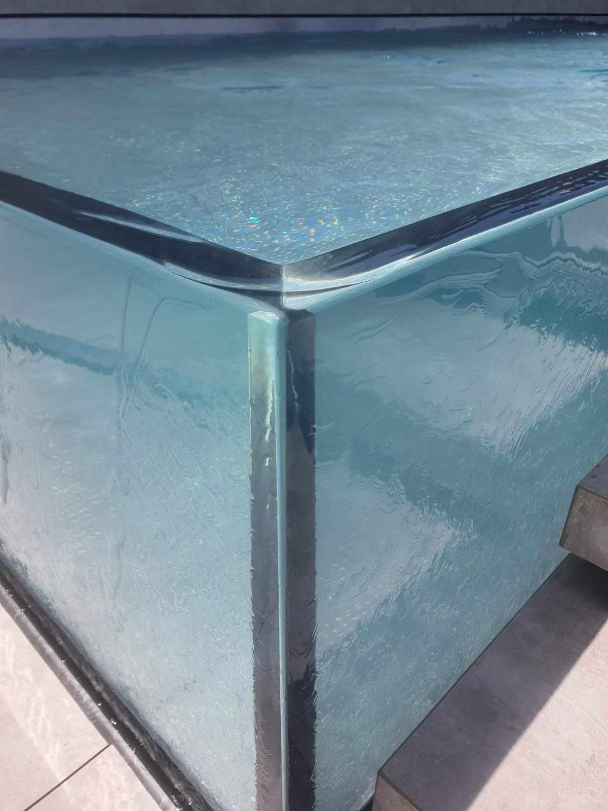 Detail rohu sklenených stien bazéna IMAGINOX