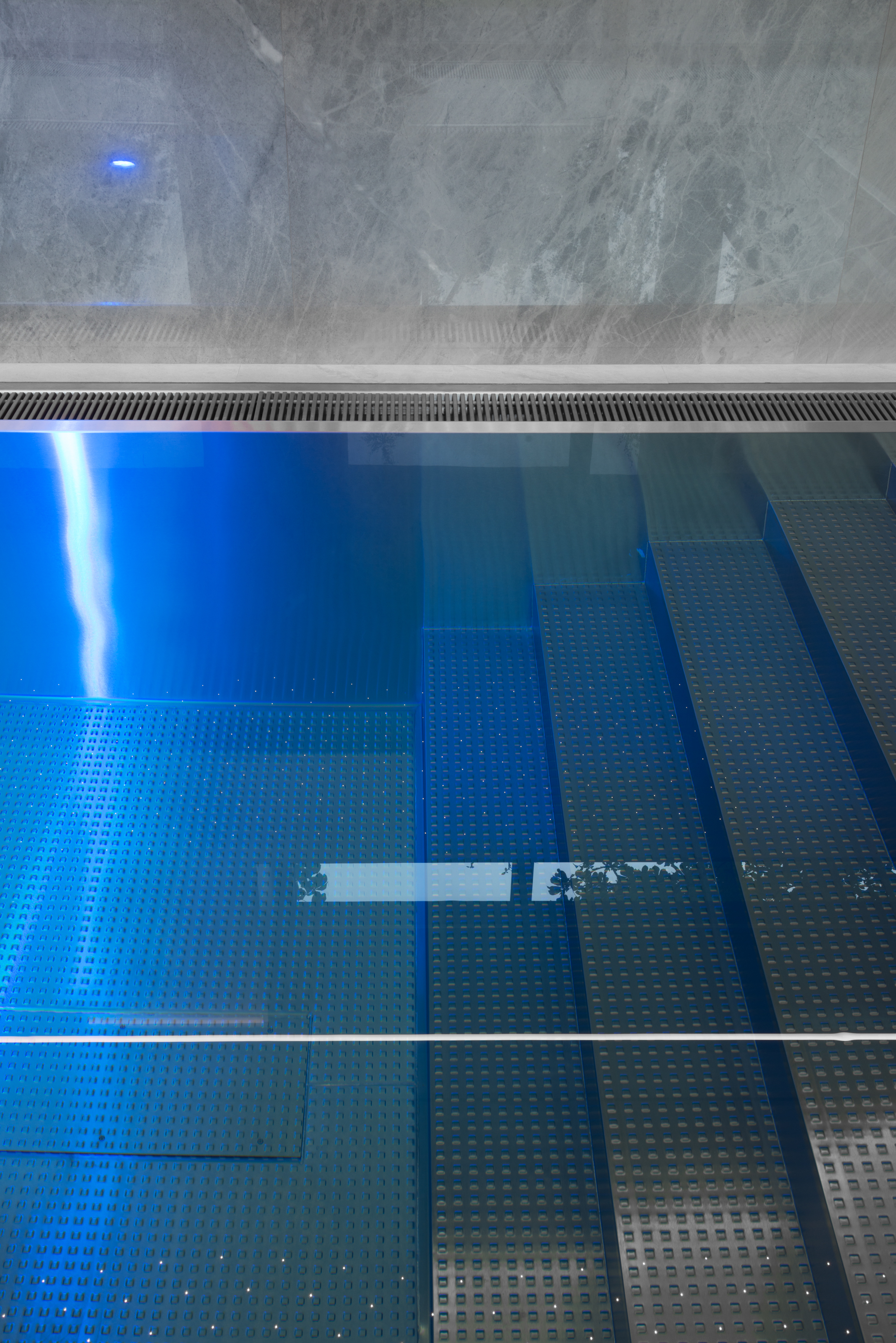 Detail der Stiege eines Edelstahlpools von IMAGINOX