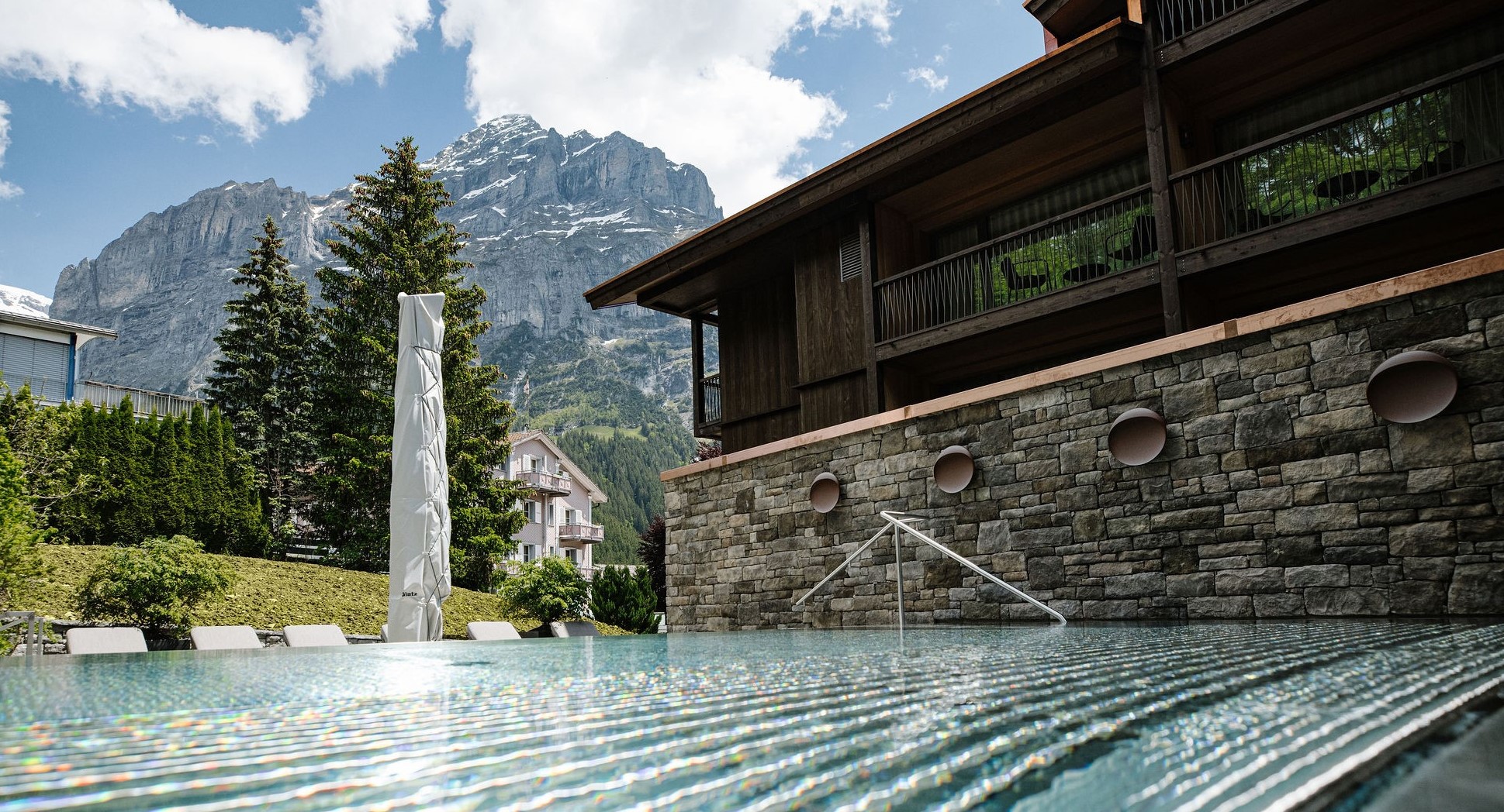 Ausblick auf die Berge von einem Luxus-Edelstahl-Whirlpool IMAGINOX