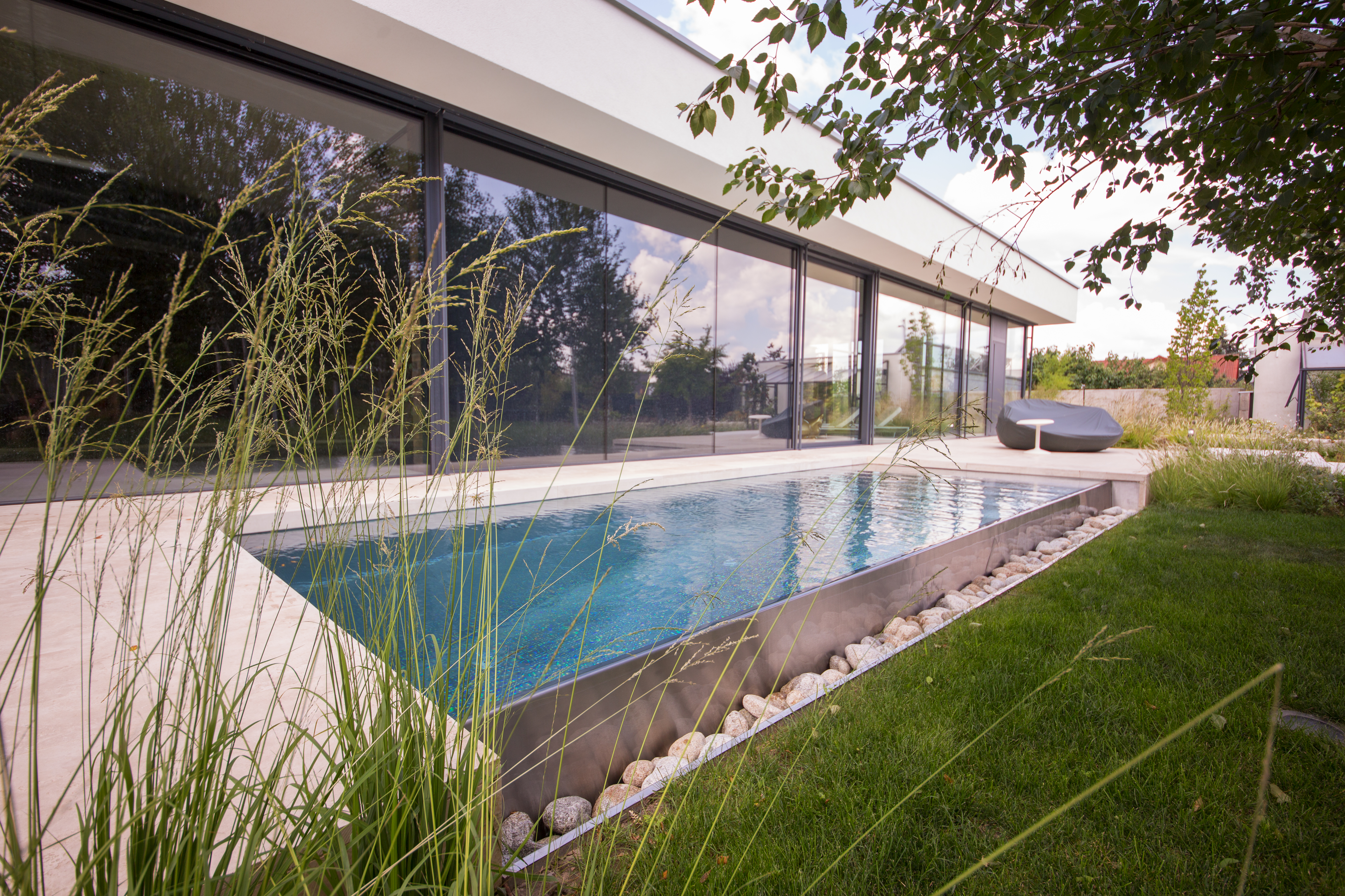 Outdoor overflow stainless-steel pool by IMAGINOX