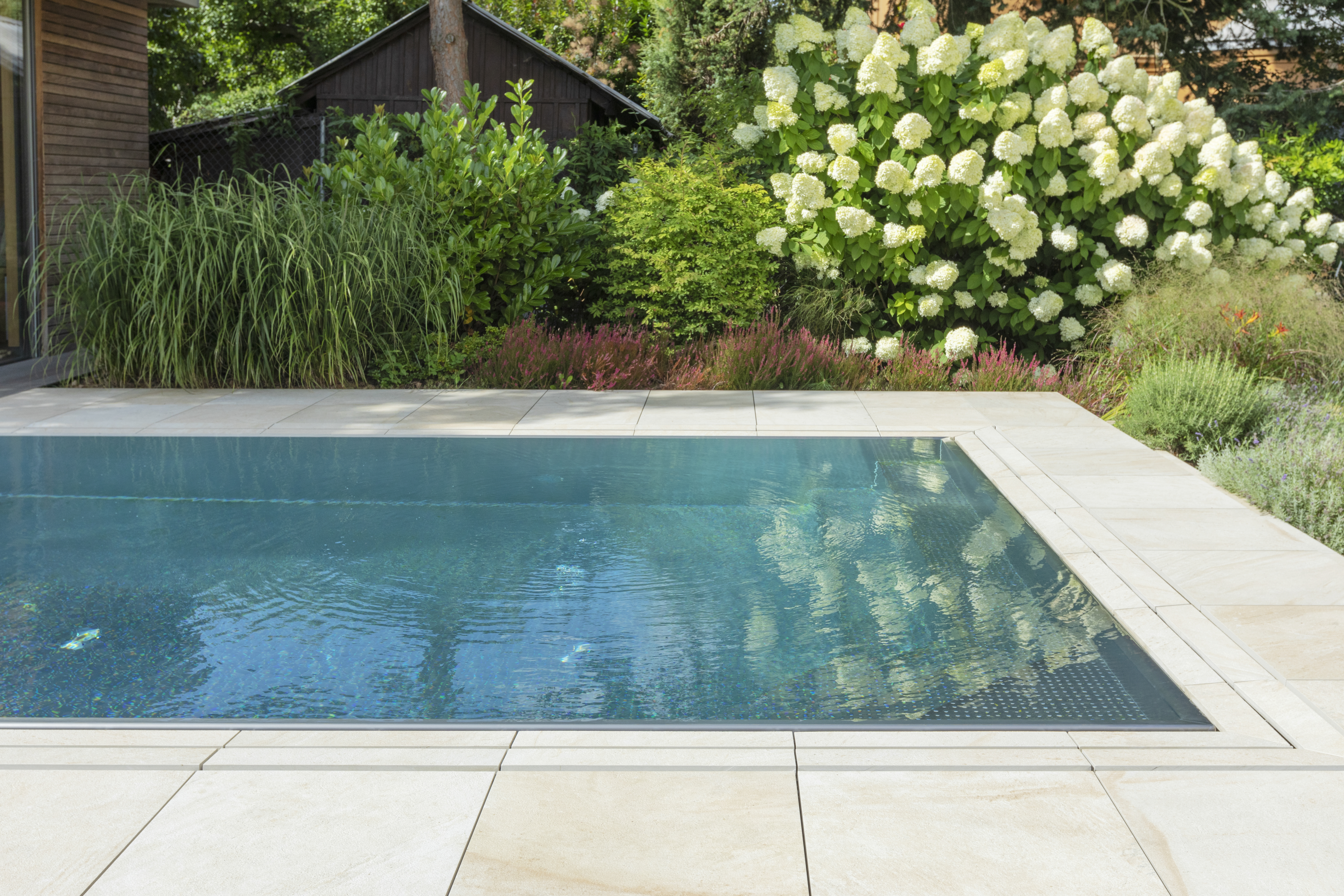 Luxury deck-level stainless-steel pool by IMAGINOX