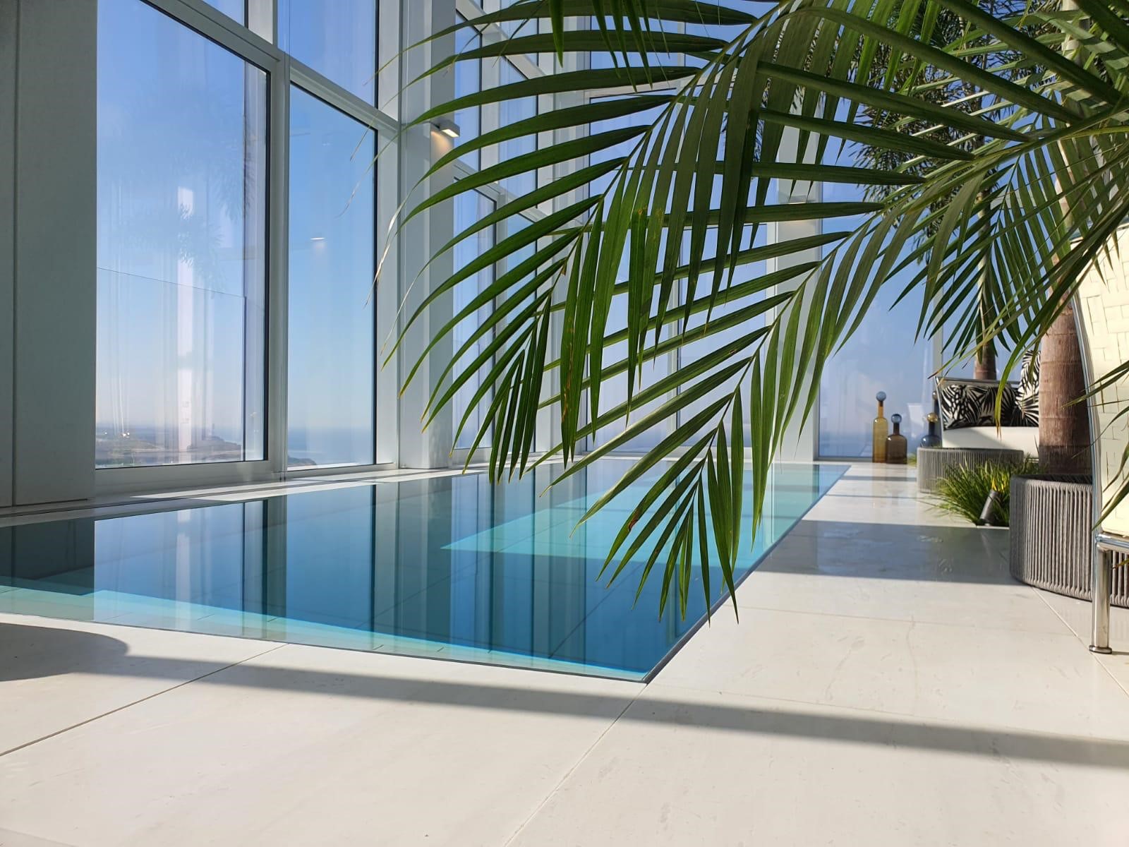 Design-Pool IMAGINOX in einem modernen Penthouse
