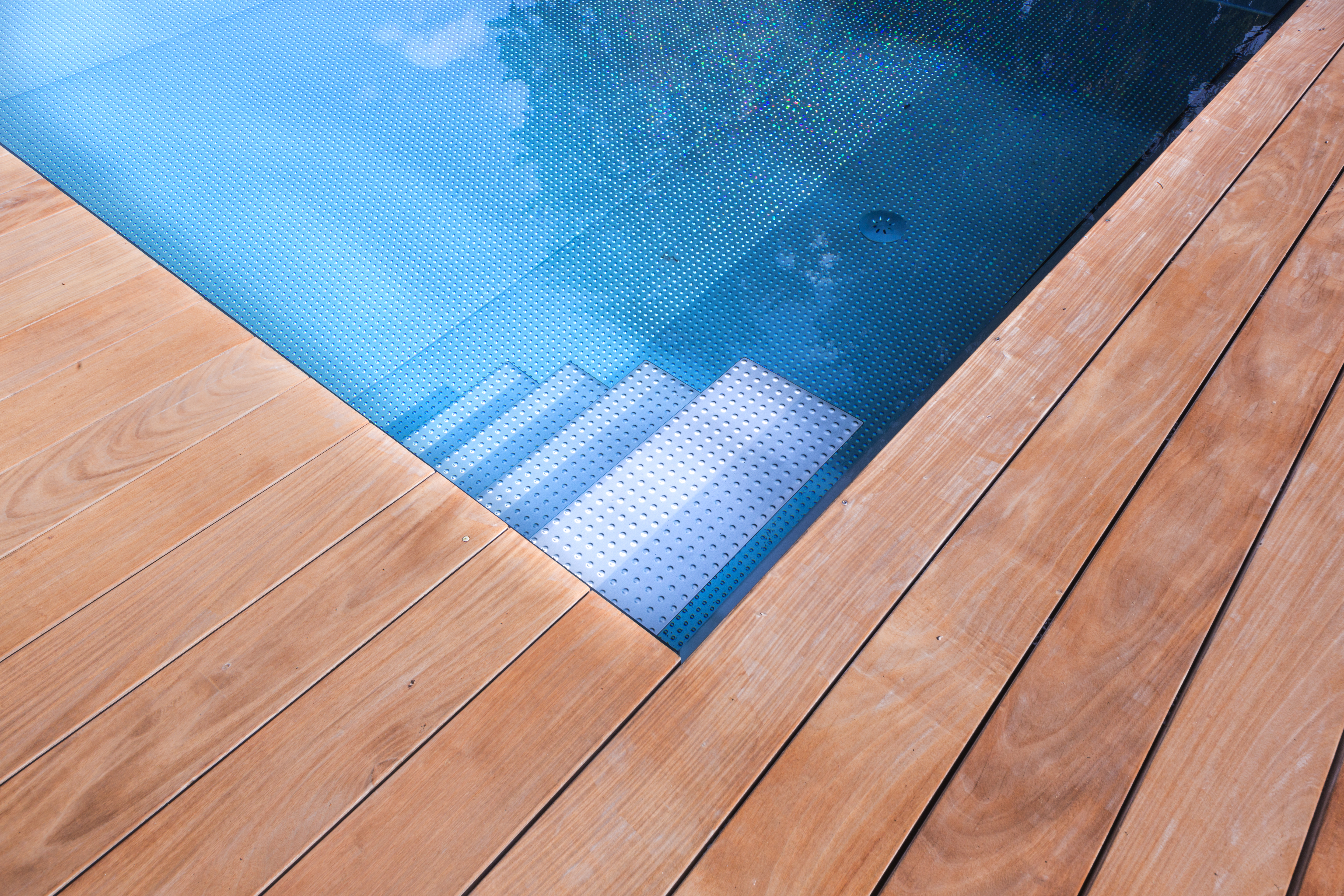 Dizajn schodov nerezového bazéna od IMAGINOX