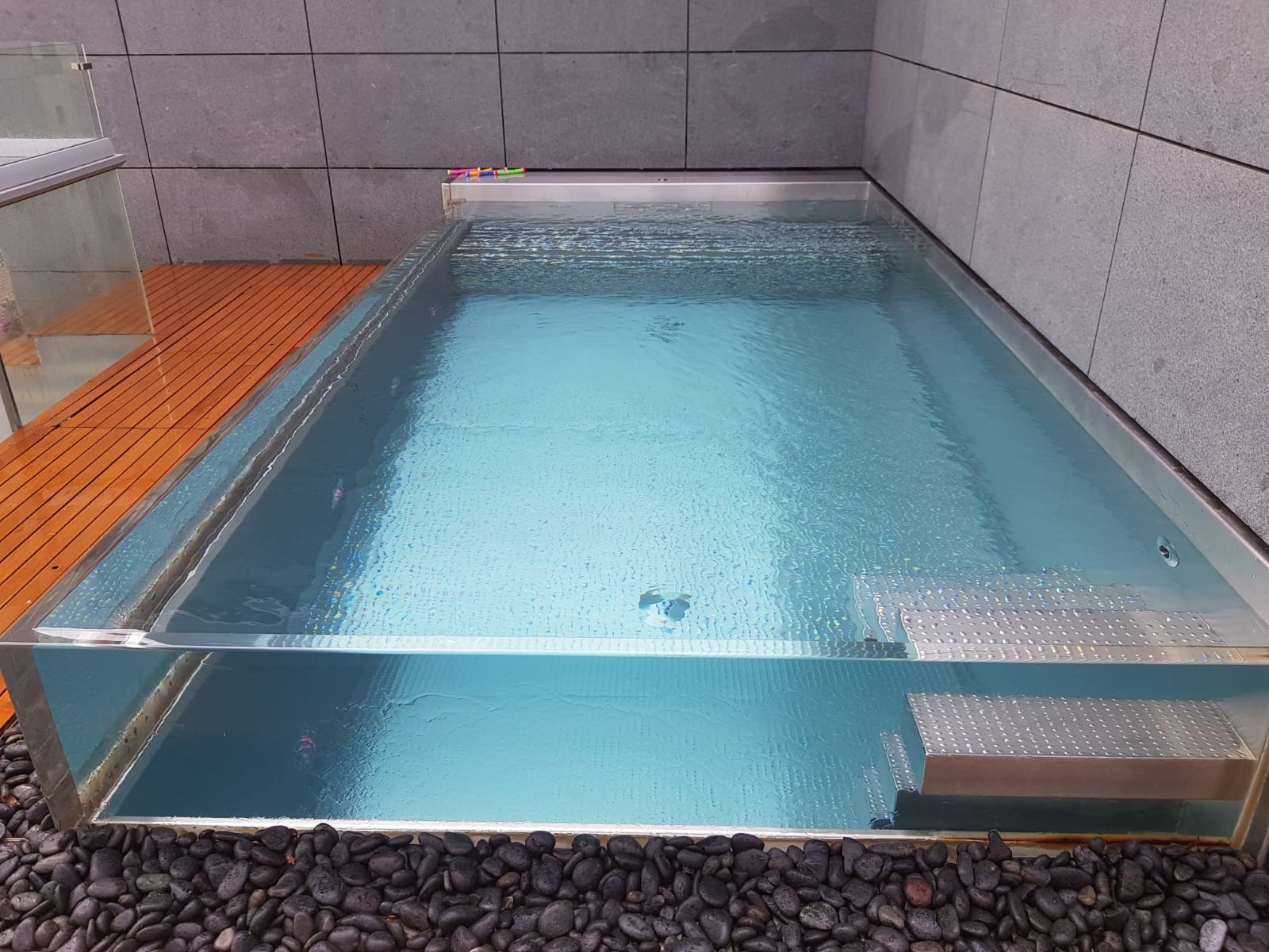 Luxury swimming pool with glass walls by IMAGINOX