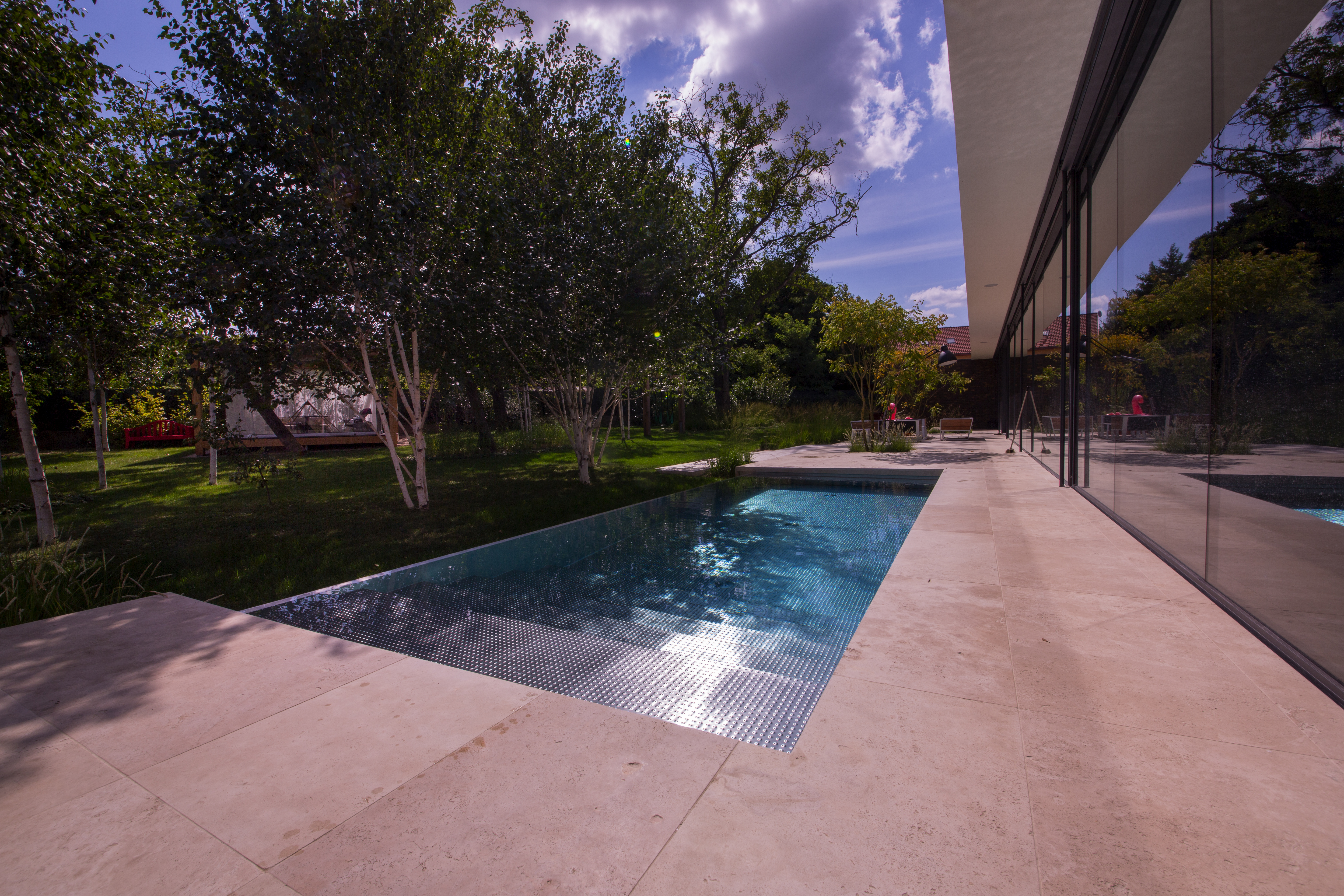 Zahrada přepychové moderní vily s bazénem od IMAGINOX