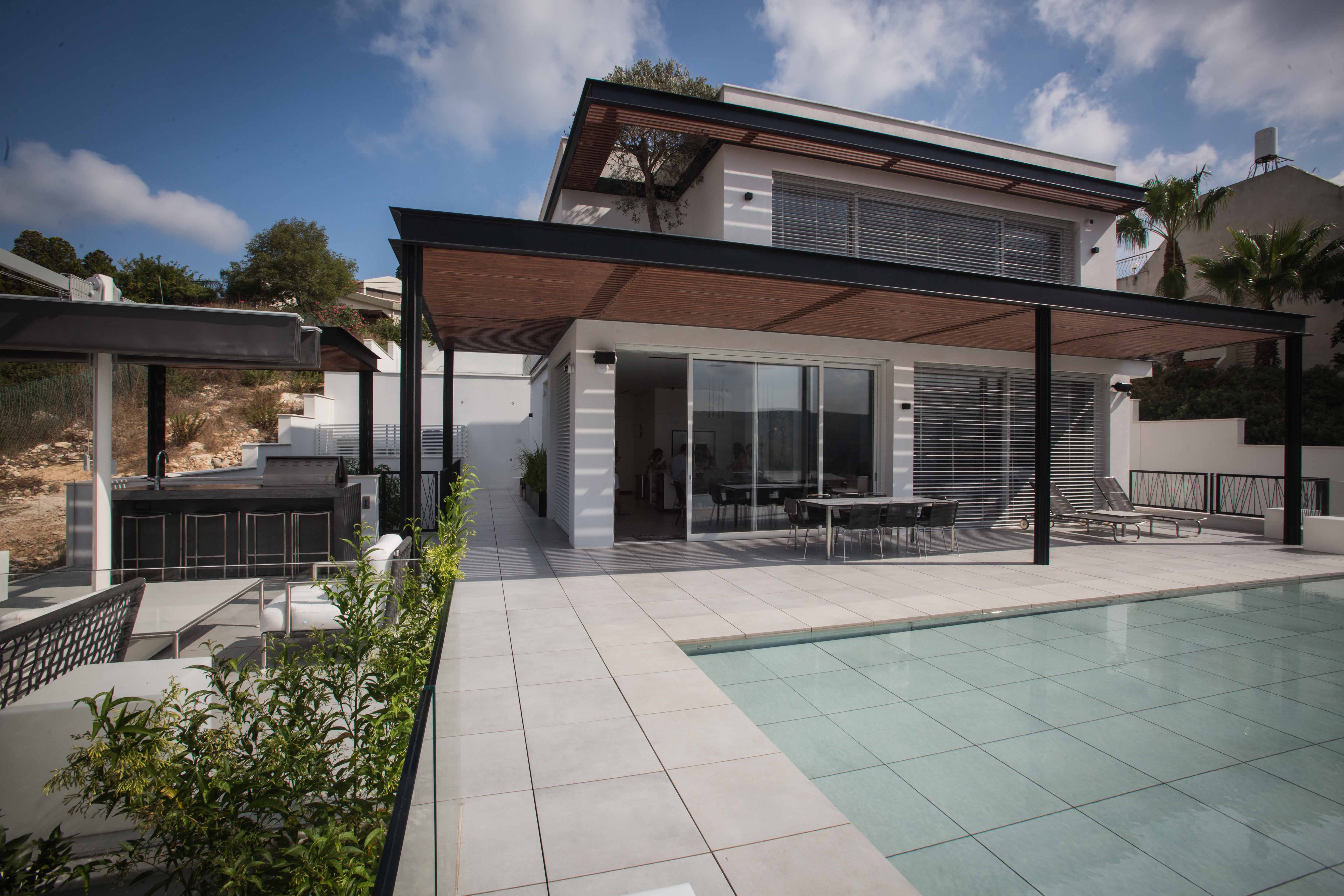 Luxury modern pool by IMAGINOX GROUP