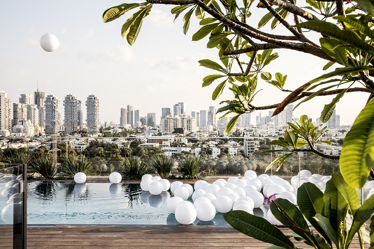 Prémiový přelivný bazén pro střešní terasu v Izraeli