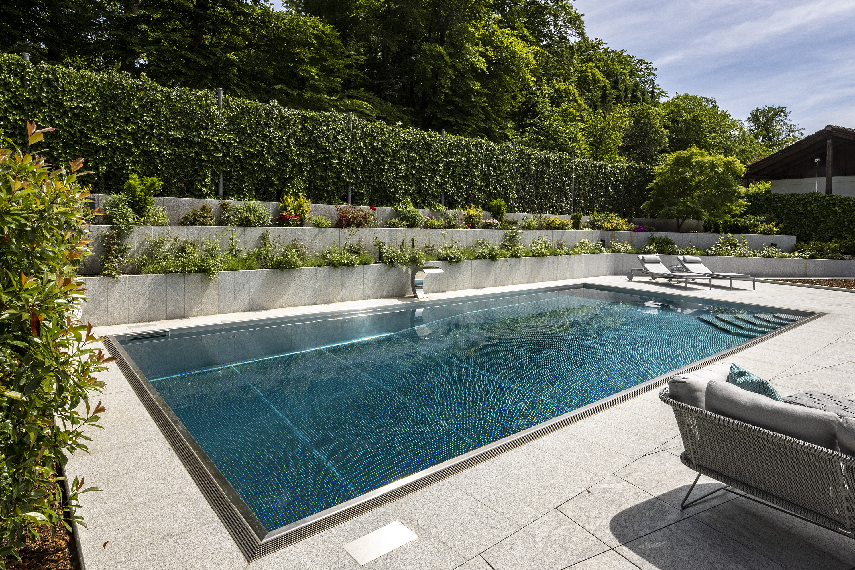 Stainless steel pool with a lowered bottom suitable for demanding swimmers
