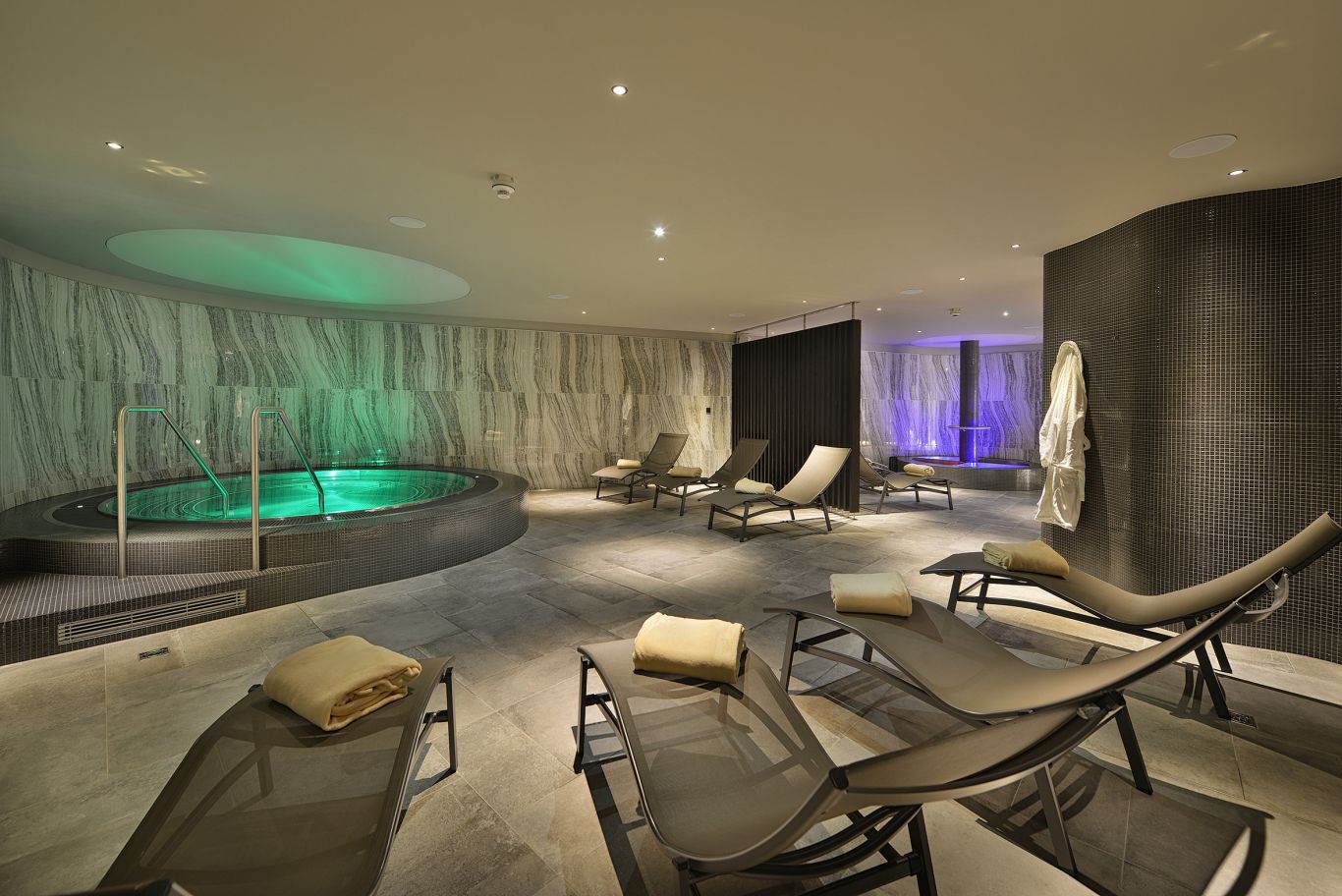 Edelstahl-Whirlpool IMAGINOX im Luxus-Wellness-Bereich des Grandhotels Hradec