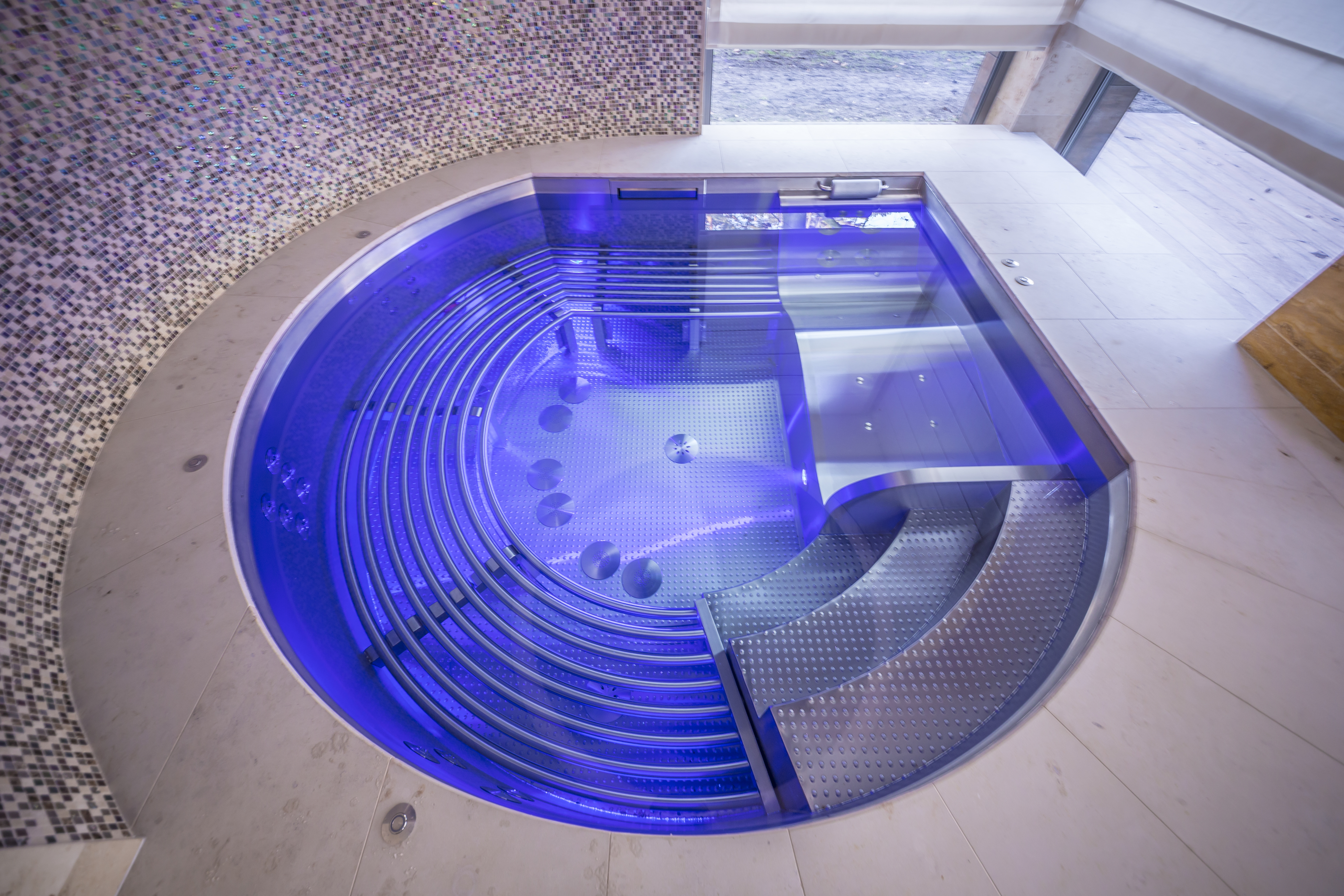 Original stainless-steel whirlpool for private wellness