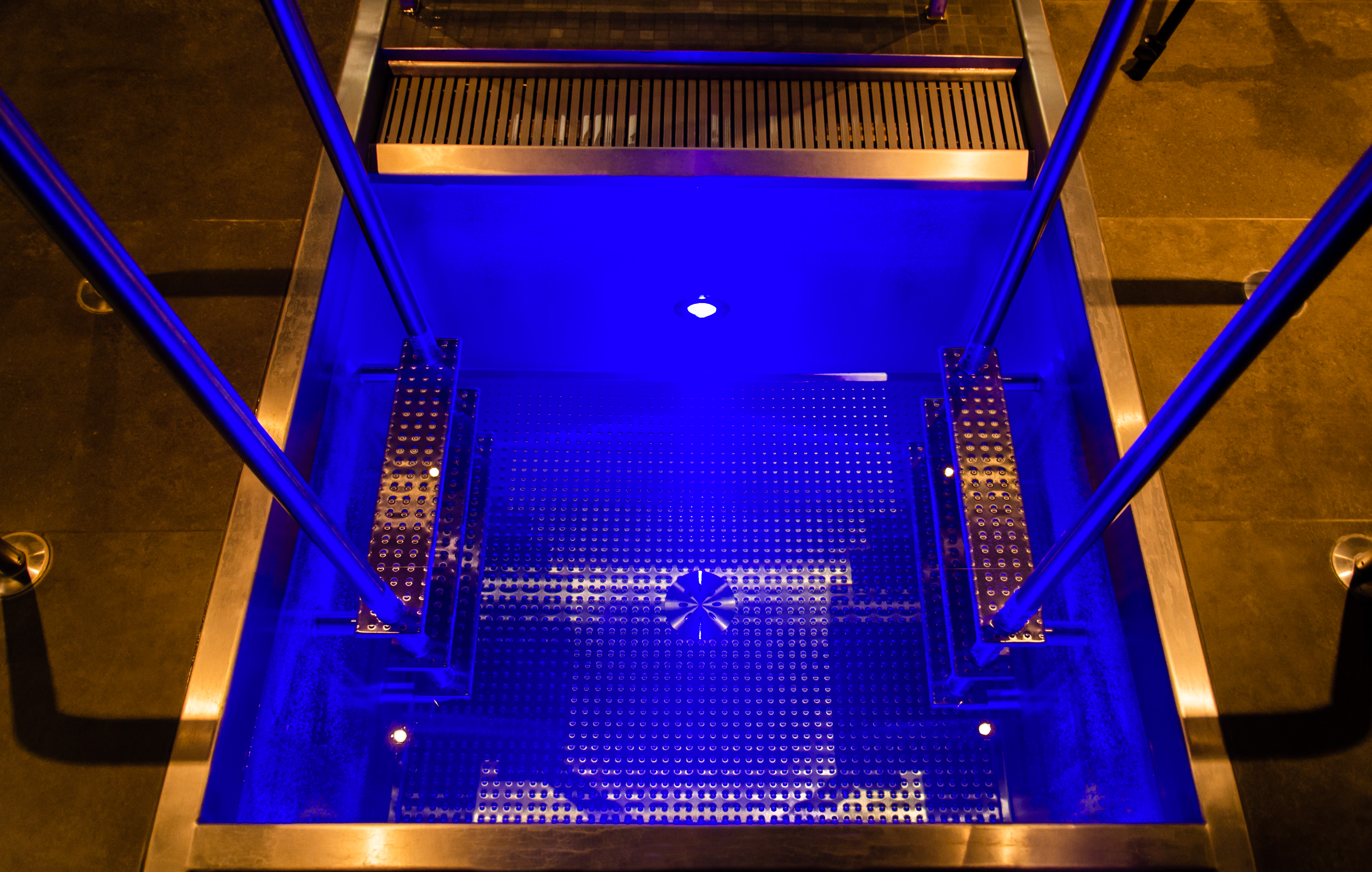 ochlazovací bazén Imaginox s modrým světlem