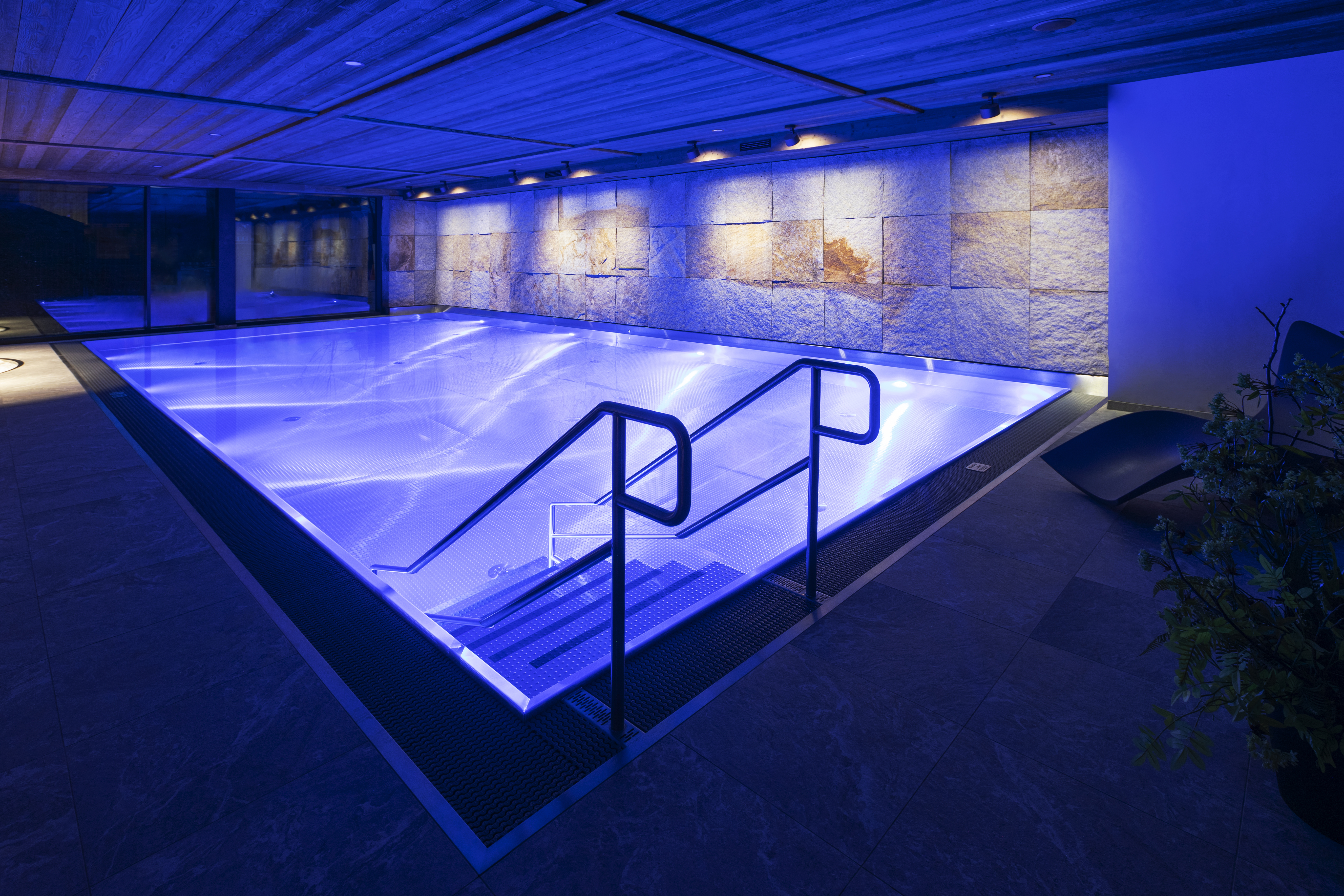 Oslnivé wellness s 12metrovým bazénem IMAGINOX v resortu Aldrov v Krkonoších