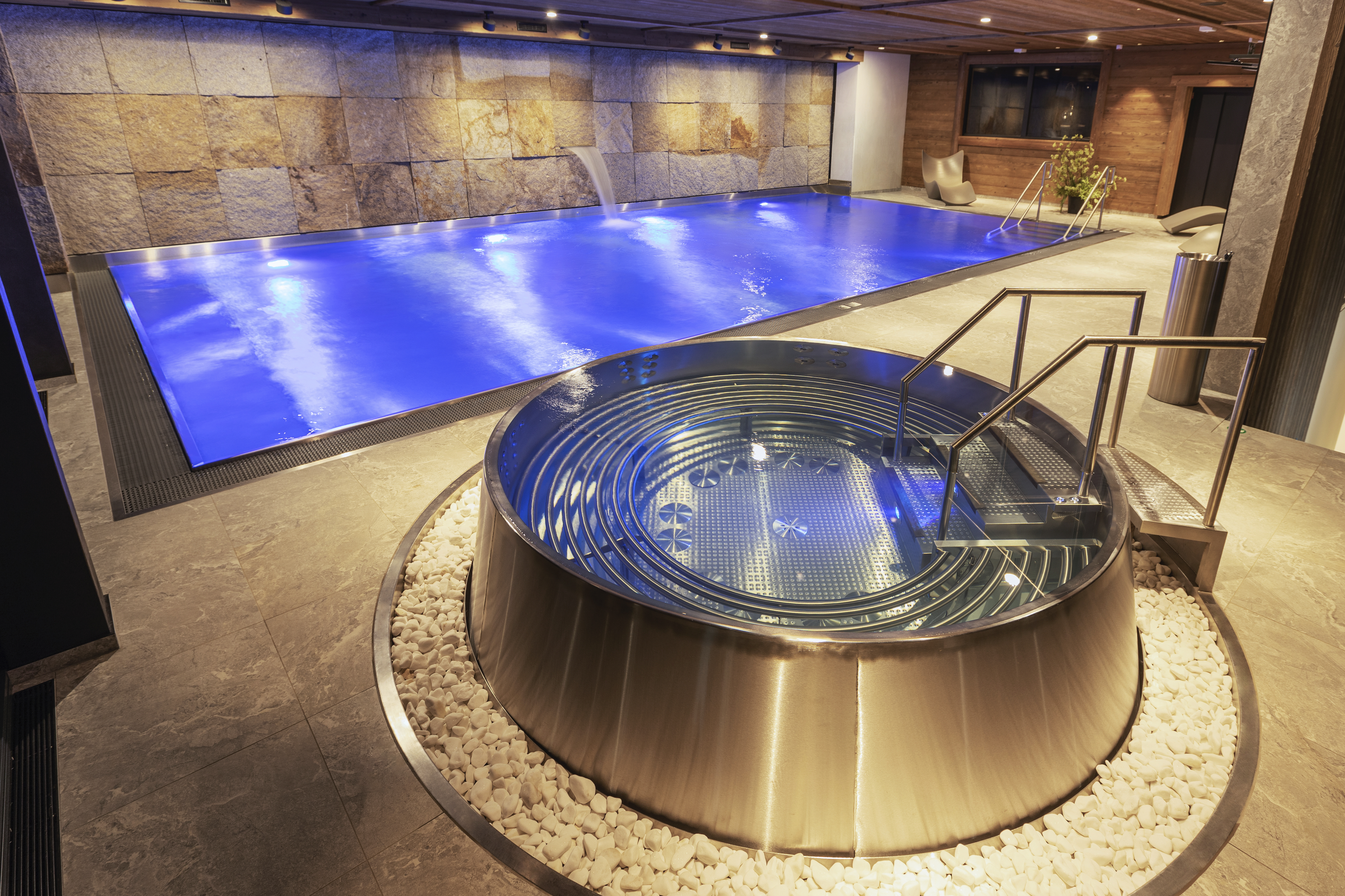 IMAGINOX overflow stainless steel whirlpool in a commercial wellness