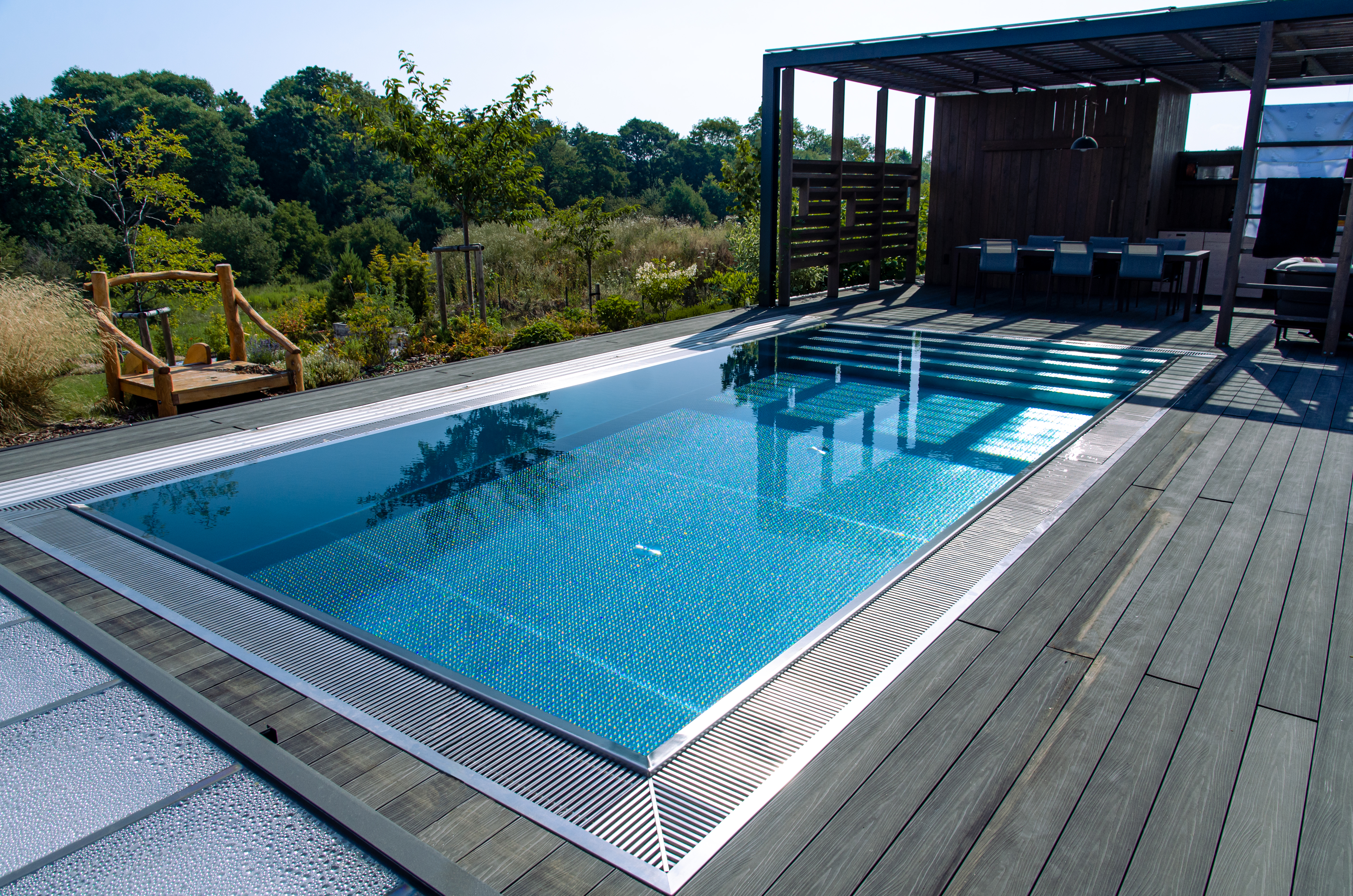 Outdoor IMAGINOX pool with wide entrance stairs