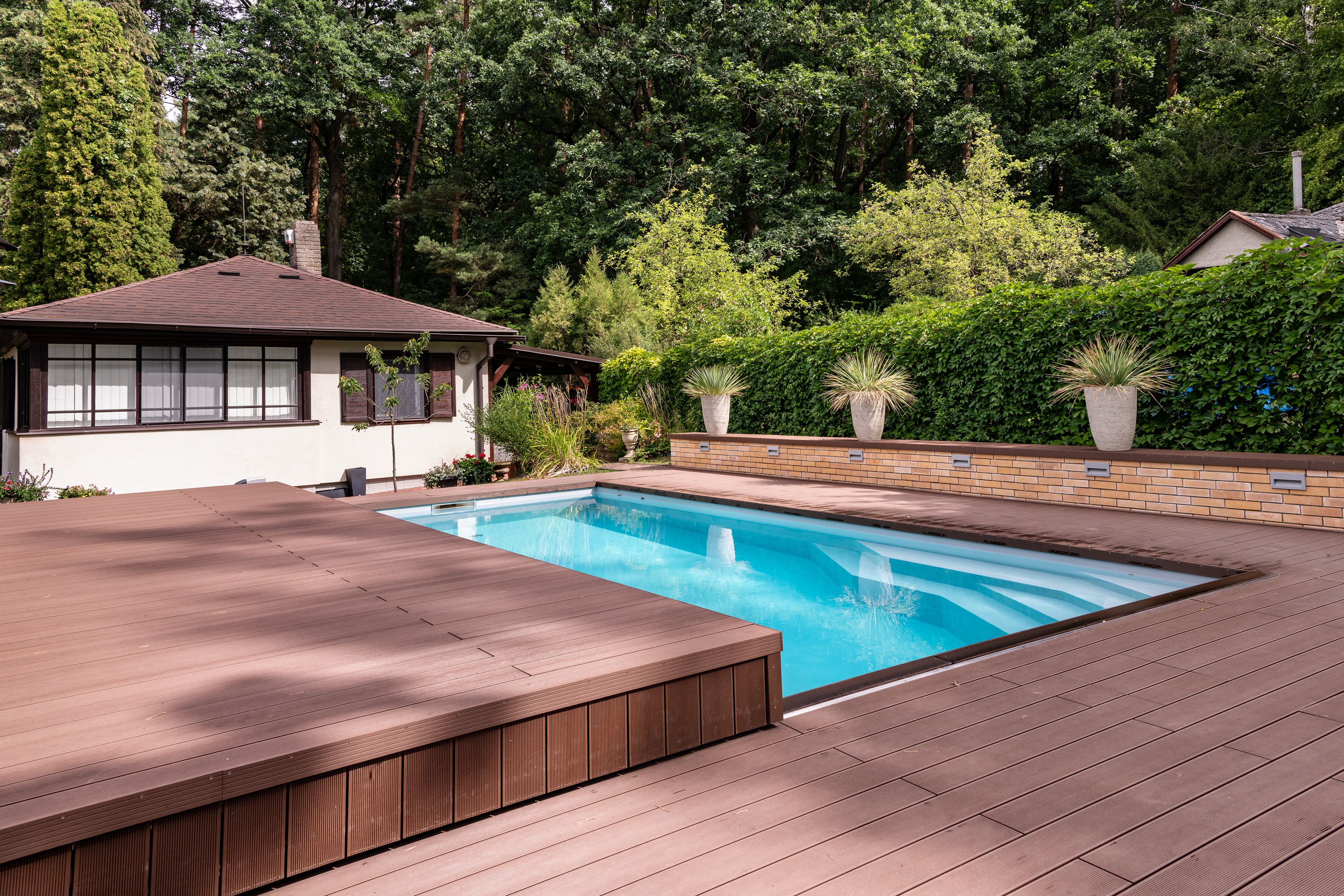 Výhody bazénového zakrytí posuvnou terasou