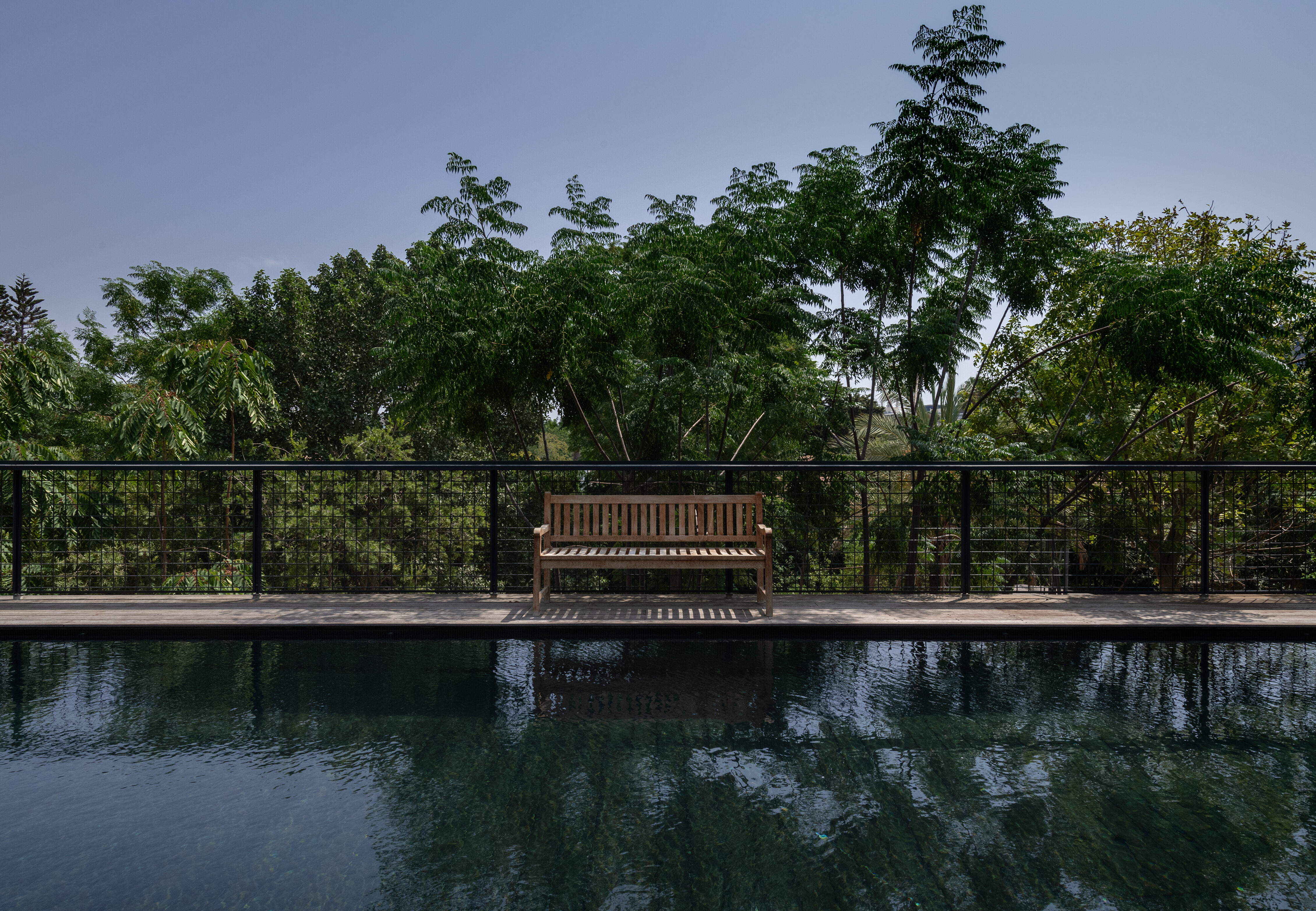Bazén s dřevěným obložením uprostřed madeirské přírody